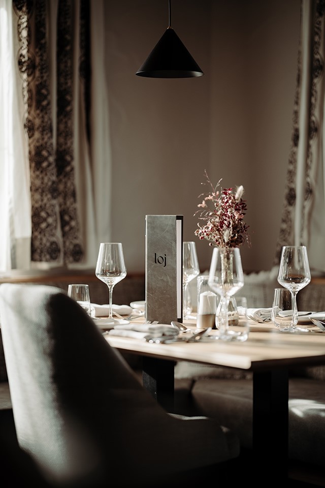 Schön gedeckter Tisch im Restaurant seven's kitchen in Flachau