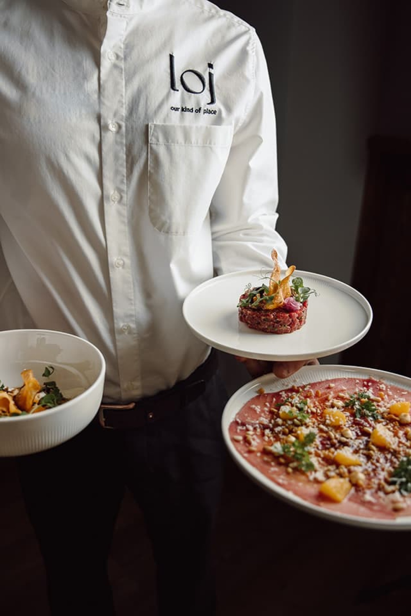 Servieren von Speisen im Restaurant seven's kitchen in Flachau