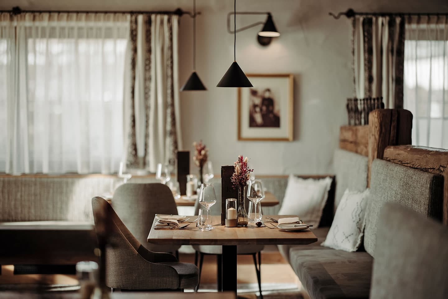 Ein gemütlich gedeckter Tisch im Restaurant seven's kitchen