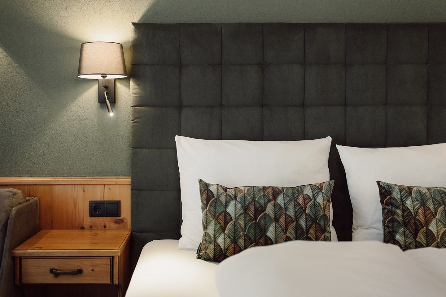 Gemütliches Hotelzimmer mit Doppelbett im Hotel loj in Flachau